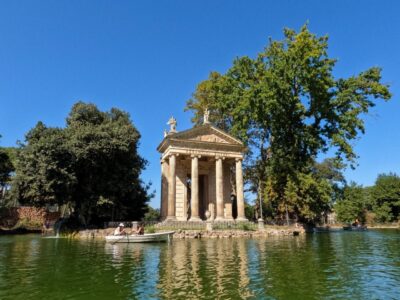 Tempio di Esculapio, nel Giardino del Lago di Villa Borghese, a Roma.