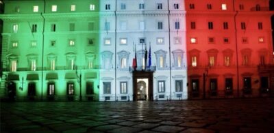 Palazzo Chigi illuminato con il Tricolore, simbolo dell’identità nazionale e sede della Presidenza del Consiglio dei Ministri